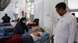 Wakil Bupati Garut, dr. Helmi Budiman melaksanakan monitoring kegiatan donor darah yang digelar oleh Palang Merah Indonesia (PMI) Ranting Kecamatan Tarogong Kidul di SMAN 1 Garut, Jalan Merdeka, Kecamatan Tarogong Kidul, Kabupaten Garut, Rabu (28/9/2022).