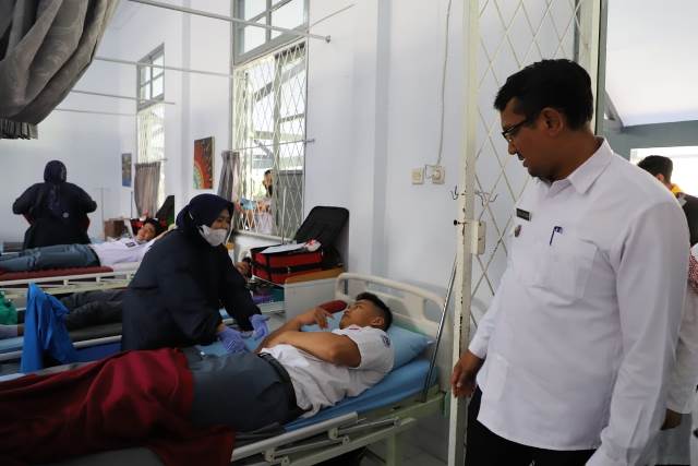 Wakil Bupati Garut, dr. Helmi Budiman melaksanakan monitoring kegiatan donor darah yang digelar oleh Palang Merah Indonesia (PMI) Ranting Kecamatan Tarogong Kidul di SMAN 1 Garut, Jalan Merdeka, Kecamatan Tarogong Kidul, Kabupaten Garut, Rabu (28/9/2022).