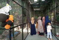 Pengunjung Antusias melihat bebrbagi jenis burung di wahana Taman Air Sabda Alam Garut