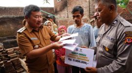 Bupati Garut, Rudy Gunawan bersama Ketua Badan Amil Zakat Nasional (BAZNAS) didampingi oleh jajaran Pemerintah Kabupaten (Pemkab) Garut memberikan santunan kepada para penyintas kebakaran yang terjadi di Kampung Dayeuhandap, Kelurahan Kota Kulon, Kecamatan Garut Kota, Kabupaten Garut, Senin (24/10/2022)