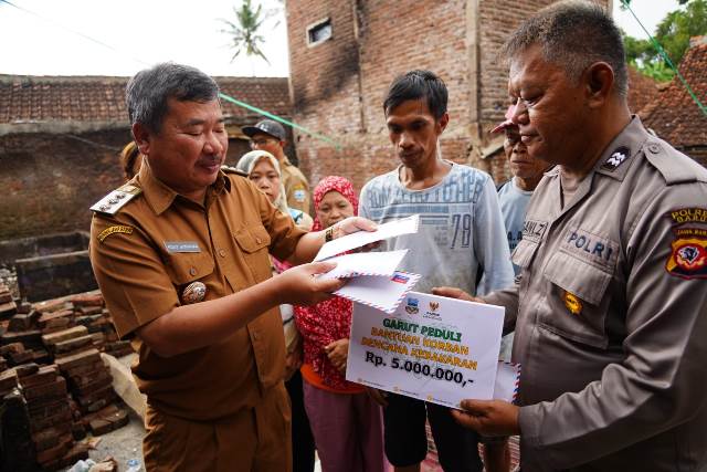 Bupati Garut, Rudy Gunawan bersama Ketua Badan Amil Zakat Nasional (BAZNAS) didampingi oleh jajaran Pemerintah Kabupaten (Pemkab) Garut memberikan santunan kepada para penyintas kebakaran yang terjadi di Kampung Dayeuhandap, Kelurahan Kota Kulon, Kecamatan Garut Kota, Kabupaten Garut, Senin (24/10/2022)