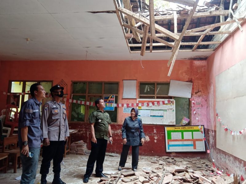 Aparat Kepolisian Polsek Malangbong meninjau lokasi kejadian di SDN 1 Bunisari, Selasa (4/10/2022)