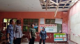 Aparat Kepolisian Polsek Malangbong meninjau lokasi kejadian di SDN 1 Bunisari, Selasa (4/10/2022)