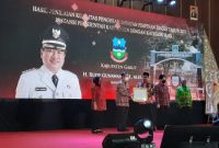 Wakil Bupati Garut, Helmi Budiman, mewakili Bupati Garut, menerima penghargaan dari KASN dalam Anugerah Kualitas Pengisian JPT Tahun 2021, di Kota Yogyakarta, Kamis (6/10/2022).
