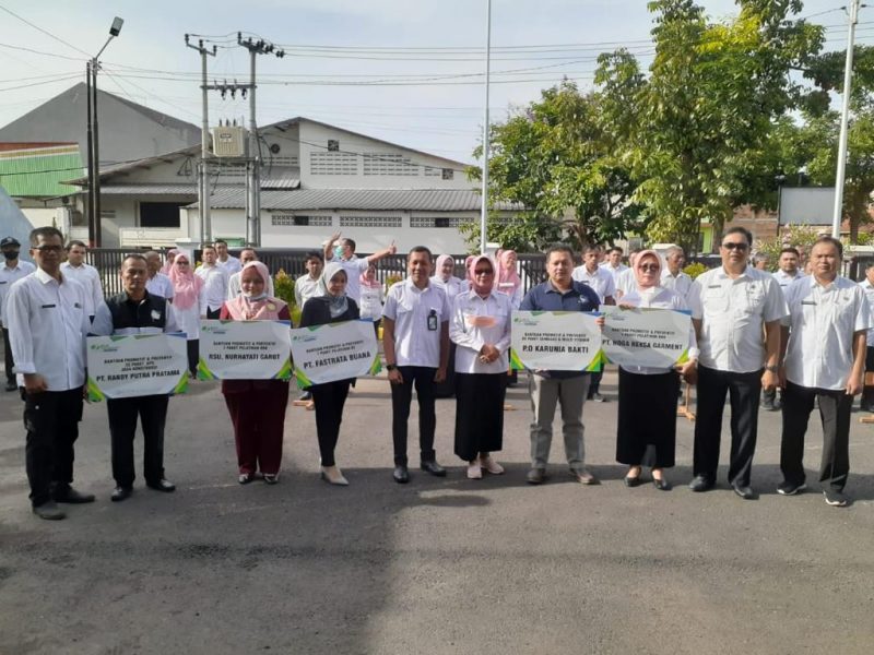 SERAHKAN. Kepala BPJS Ketenagakerjaan Cabang Pratama Garut Fajar Akhmadi bersama Kepala Dinas Ketenagakerjaan Kabupaten Garut Erna Sugiarti menyerahkan bantuan Promotif dan Preventif kepada 5 Perusahaan di Kantor Dinas Ketenagakerjaan Kabupaten Garut, Rabu (5/10/2022)