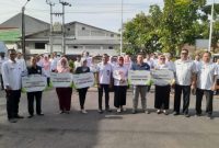 SERAHKAN. Kepala BPJS Ketenagakerjaan Cabang Pratama Garut Fajar Akhmadi bersama Kepala Dinas Ketenagakerjaan Kabupaten Garut Erna Sugiarti menyerahkan bantuan Promotif dan Preventif kepada 5 Perusahaan di Kantor Dinas Ketenagakerjaan Kabupaten Garut, Rabu (5/10/2022)