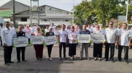 SERAHKAN. Kepala BPJS Ketenagakerjaan Cabang Pratama Garut Fajar Akhmadi bersama Kepala Dinas Ketenagakerjaan Kabupaten Garut Erna Sugiarti menyerahkan bantuan Promotif dan Preventif kepada 5 Perusahaan di Kantor Dinas Ketenagakerjaan Kabupaten Garut, Rabu (5/10/2022)