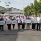 SERAHKAN. Kepala BPJS Ketenagakerjaan Cabang Pratama Garut Fajar Akhmadi bersama Kepala Dinas Ketenagakerjaan Kabupaten Garut Erna Sugiarti menyerahkan bantuan Promotif dan Preventif kepada 5 Perusahaan di Kantor Dinas Ketenagakerjaan Kabupaten Garut, Rabu (5/10/2022)