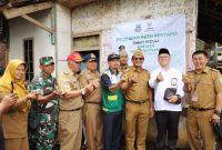 Wakil Bupati Garut, dr. Helmi Budiman, meletakan batu pertama pembangunan perbaikan rumah tidak layak huni (Rutilahu) milik salah seorang warga di Desa Bayongbong, Kecamatan Bayongbong Kabupaten Garut, Senin (10/10/2022)