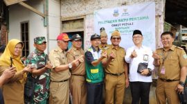 Wakil Bupati Garut, dr. Helmi Budiman, meletakan batu pertama pembangunan perbaikan rumah tidak layak huni (Rutilahu) milik salah seorang warga di Desa Bayongbong, Kecamatan Bayongbong Kabupaten Garut, Senin (10/10/2022)