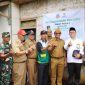 Wakil Bupati Garut, dr. Helmi Budiman, meletakan batu pertama pembangunan perbaikan rumah tidak layak huni (Rutilahu) milik salah seorang warga di Desa Bayongbong, Kecamatan Bayongbong Kabupaten Garut, Senin (10/10/2022)