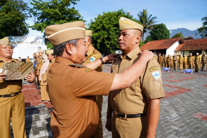 Bupati Garut, Rudy Gunawan, memberikan pengarahan pada Apel Gabungan yang dilaksanakan di Lapangan Setda Garut, Jalan Pembangunan, Kecamatan Tarogong Kidul, Kabupaten Garut, Senin (24/10/2022).