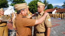 Bupati Garut, Rudy Gunawan, memberikan pengarahan pada Apel Gabungan yang dilaksanakan di Lapangan Setda Garut, Jalan Pembangunan, Kecamatan Tarogong Kidul, Kabupaten Garut, Senin (24/10/2022).