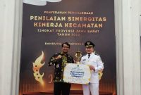Wakil Bupati (Wabup) Garut, dr. Helmi Budiman, hadir secara langsung dalam acara Pengumuman dan Penyerahan Penghargaan Kecamatan Terbaik Penilaian Sinergitas Kinerja Kecamatan tingkat Provinsi Jawa Barat Tahun 2022 yang dilaksanakan di Aula Barat Gedung Sate, Kota Bandung, Selasa (11/10/2022).