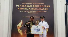 Wakil Bupati (Wabup) Garut, dr. Helmi Budiman, hadir secara langsung dalam acara Pengumuman dan Penyerahan Penghargaan Kecamatan Terbaik Penilaian Sinergitas Kinerja Kecamatan tingkat Provinsi Jawa Barat Tahun 2022 yang dilaksanakan di Aula Barat Gedung Sate, Kota Bandung, Selasa (11/10/2022).