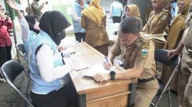 Pegawai Pemerintah Kabupaten (Pemkab) Garut mengikuti skrining narkotika melalui tes urine yang dilaksanakan oleh BNNK Garut di Lapangan Setda Garut, Jalan Pembangunan, Kecamatan Tarogong Kidul, Kabupaten Garut, Senin (10/10/2022). 