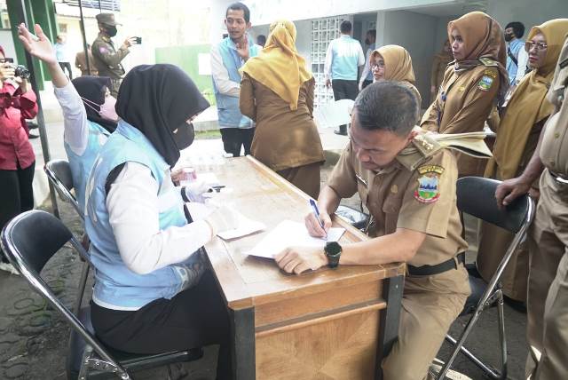 Pegawai Pemerintah Kabupaten (Pemkab) Garut mengikuti skrining narkotika melalui tes urine yang dilaksanakan oleh BNNK Garut di Lapangan Setda Garut, Jalan Pembangunan, Kecamatan Tarogong Kidul, Kabupaten Garut, Senin (10/10/2022). 