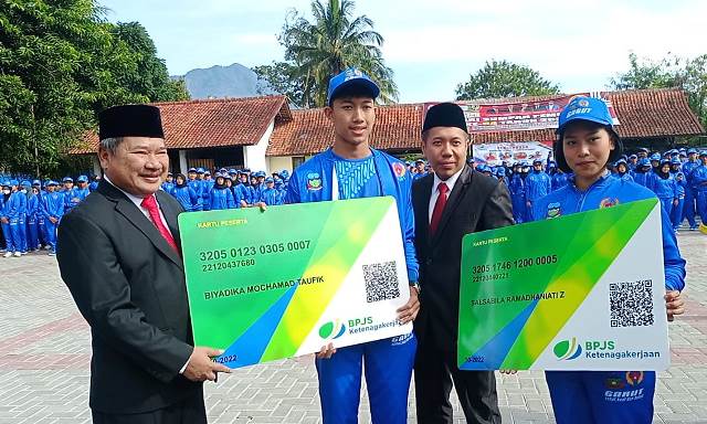 SIMBOLIS.Secara Simbolis, Kepala BPJamsostek Kantor Cabang Pratama Garut Fajar Akhmadi, bersama Bupati Garut H Rudy Gunawan, menyerahkan secara simbolis  kartu kepesertaan jaminan sosial Ketenagakerjaan kepada rombongan atlet dan official saat pelepasan kontingen dalam apel gabungan Hari Sumpah Pemuda ke 94 di Lapang Setda Garut, Jalan Pembangunan Kecamatan Tarogong Kidul, Jumat (28/10/2022).