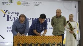 TANDA TANGANI. Rektor IPI Garut, Dr. H. Nizar Alam Hamdani, S.E, M.M, M.T., M.Si.  menandatangani kerja sama dalam kegiatan Young Entrepreneur Wanted di Aula IPI Garut, Jalan Pahlawan, Kecamatan Tarogong Kidul, Sabtu (8/10/2022)