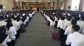 ANTUSIAS.Ribuan Mahasiswa baru dari Program Sarjana dan Pascasarjana  IPI Garut mengikuti Pengenalan Kehidupan Kampus Bagi Mahasiswa Baru (PKKMB) di Kampus IPi Garut, Senin (3/10/2022)