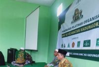 PEMBINAAN. Sekretaris PCNU Garut , IR Deni Ranggajaya saat memberikan Pelatihan dan Pembinaan di MWC NU KAdungora, Minggu (9/10/2022)