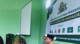 PEMBINAAN. Sekretaris PCNU Garut , IR Deni Ranggajaya saat memberikan Pelatihan dan Pembinaan di MWC NU KAdungora, Minggu (9/10/2022)