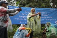 BANTUAN. Manajer Supporting Unit PNM Cabang Garut, Billy Nur Akbar Paramita poto bersama usai melakukan penanaman bibit kopi  di Desa Kramatwangi Kecamatan Cisurupan Kabupaten Garut, Jum’at (7/10/2022).
