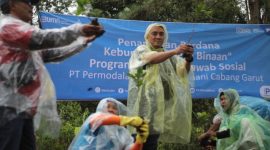 BANTUAN. Manajer Supporting Unit PNM Cabang Garut, Billy Nur Akbar Paramita poto bersama usai melakukan penanaman bibit kopi  di Desa Kramatwangi Kecamatan Cisurupan Kabupaten Garut, Jum’at (7/10/2022).
