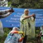 BANTUAN. Manajer Supporting Unit PNM Cabang Garut, Billy Nur Akbar Paramita poto bersama usai melakukan penanaman bibit kopi  di Desa Kramatwangi Kecamatan Cisurupan Kabupaten Garut, Jum’at (7/10/2022).
