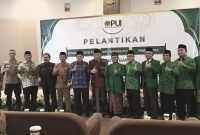 POTO BERSAMA. Ketua DPD PUI Kabupaten Garut, Ustadz Iwan Kurniawan, Poto bersama bersama tamu undangan, dalam Pelantiang Pengurus DPD PUI, Wanita PUI dan Pemudi PUI di Favehotel Garut, Sabtu (1/10/2022).