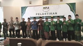 POTO BERSAMA. Ketua DPD PUI Kabupaten Garut, Ustadz Iwan Kurniawan, Poto bersama bersama tamu undangan, dalam Pelantiang Pengurus DPD PUI, Wanita PUI dan Pemudi PUI di Favehotel Garut, Sabtu (1/10/2022).