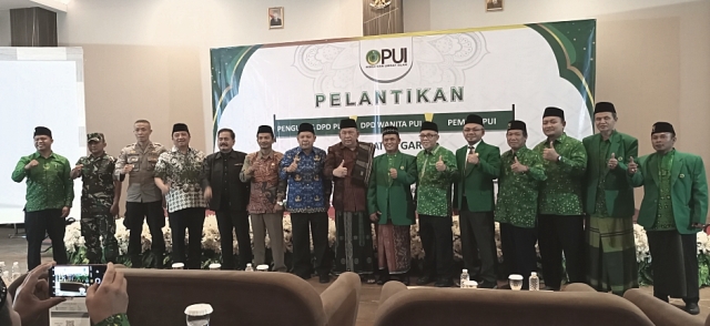 POTO BERSAMA. Ketua DPD PUI Kabupaten Garut, Ustadz Iwan Kurniawan, Poto bersama bersama tamu undangan, dalam Pelantiang Pengurus DPD PUI, Wanita PUI dan Pemudi PUI di Favehotel Garut, Sabtu (1/10/2022).