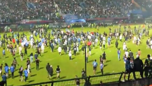 Kericuhan terjadi setelah laga antara Arema FC melawan Persebaya di Stadion Kanjuruhan, Kabupaten Malang (1/10/2022)