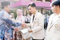 Rektor Universitas Garut Dr Ir H Abdusy Syakur Amin MEng menyerahkan penghargaan kepada pemenang lomba video Karya Nyata lewat  Tiktok dan Instagram Kuliah Kerja Nyata (KKN) Tematik Universitas Garut tahun 2022,Senin (3/10/2022).
