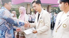 Rektor Universitas Garut Dr Ir H Abdusy Syakur Amin MEng menyerahkan penghargaan kepada pemenang lomba video Karya Nyata lewat  Tiktok dan Instagram Kuliah Kerja Nyata (KKN) Tematik Universitas Garut tahun 2022,Senin (3/10/2022).
