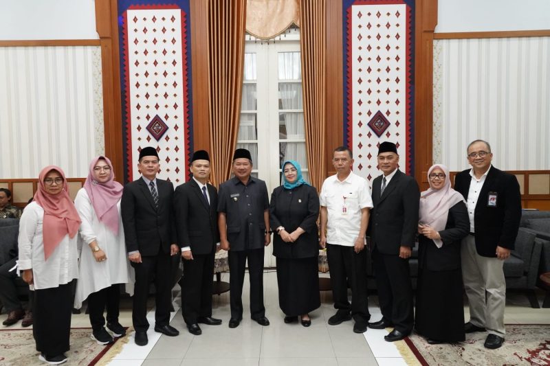 Bupati Garut, Rudy Gunawan, melantik secara langsung 3 Direksi Bank Garut di Ruang Pamengkang, Kecamatan Garut Kota, Kabupaten Garut, Rabu (24/11/2022).