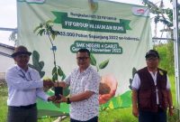 Estapet penyerahan Bibit Pohon dari Drs. Pudji Santoso (Kepala sekolah SMKN 4 Garut) ke Bp. Yoki Priawan (Kepala Cabang FIFGROUP Garut), ke Bp. Asep Yahya Spd. ( Kepala Desa Sukawargi-Cisurupan)