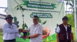 Estapet penyerahan Bibit Pohon dari Drs. Pudji Santoso (Kepala sekolah SMKN 4 Garut) ke Bp. Yoki Priawan (Kepala Cabang FIFGROUP Garut), ke Bp. Asep Yahya Spd. ( Kepala Desa Sukawargi-Cisurupan)