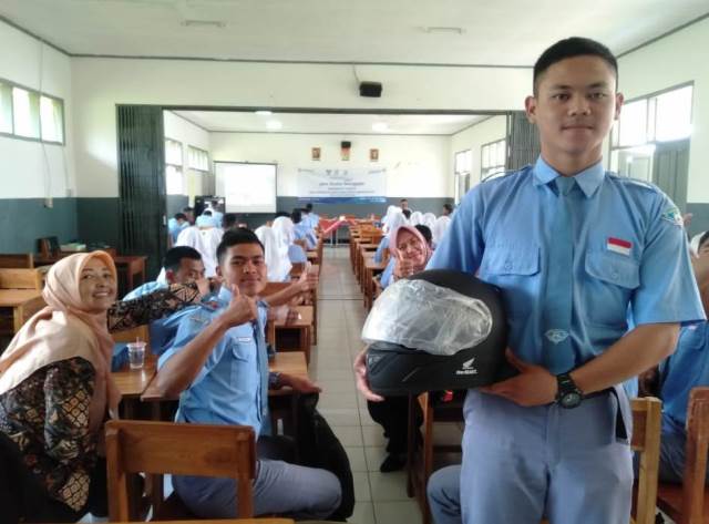 Program Jamsosial Mengajar FIFGROUP Cabang Garut, Kamis 6 Oktober 2022 di SMKN 10 Garut yang diikuti oleh 38 peserta