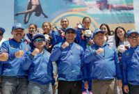 Wakil Bupati Garut, dr. Helmi Budiman mengalungkan medali emas kepada dua atlet Garut yang menjuarai Cabang Olahraga (Cabor) Loncat Indah di Pekan Olahraga Provinsi (Porprov) Jawa Barat (Jabar) XIV 2022 yang dilaksanakan di Gelanggang Kolam Renang Universitas Pendidikan Indonesia (UPI), Jalan Dr. Setiabudi, Kota Bandung, Rabu (2/11/2022).
