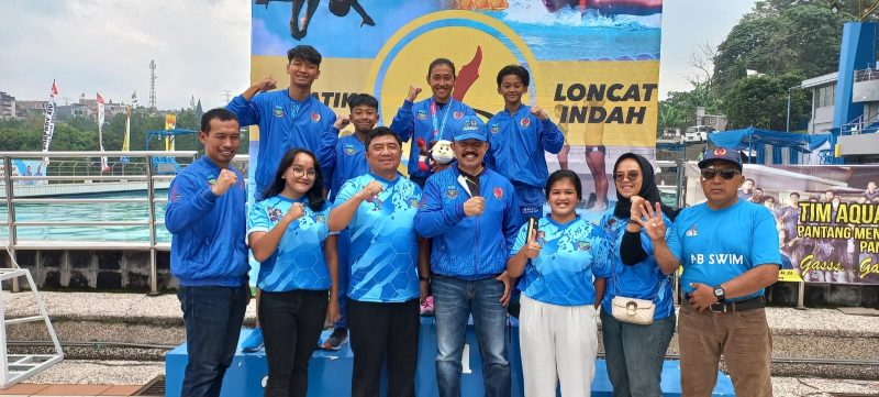 Ketua KONI Garut . Ir. H. Abdusy Syakur Amin, M.Eng, Poto bersama usia penyerahan medali di Gelanggang kolam renang UPI Kota Bandung, Senin (7/11/2022)