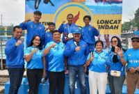 Ketua KONI Garut . Ir. H. Abdusy Syakur Amin, M.Eng, Poto bersama usia penyerahan medali di Gelanggang kolam renang UPI Kota Bandung, Senin (7/11/2022)