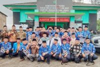 POTO BERSAMA. Kepala Kantor Wilayah Kementerian Agama Provinsi Jawa Barat, Ajam Mustajam  dan Kepala Kemenag Kabupaten Garut Dr H Cece Hidayat MSi, poto bersama peserta pembinaan di KUA Cigedug, Jumat (4/11/2022)