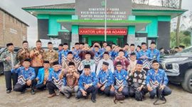 POTO BERSAMA. Kepala Kantor Wilayah Kementerian Agama Provinsi Jawa Barat, Ajam Mustajam  dan Kepala Kemenag Kabupaten Garut Dr H Cece Hidayat MSi, poto bersama peserta pembinaan di KUA Cigedug, Jumat (4/11/2022)