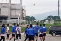 Tim Sepak Takraw garut Saat melakukan latihan di areaapang SOR RAA Adiwijaya, Pada Minggu (06/11/2022).