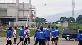 Tim Sepak Takraw garut Saat melakukan latihan di areaapang SOR RAA Adiwijaya, Pada Minggu (06/11/2022).