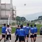 Tim Sepak Takraw garut Saat melakukan latihan di areaapang SOR RAA Adiwijaya, Pada Minggu (06/11/2022).