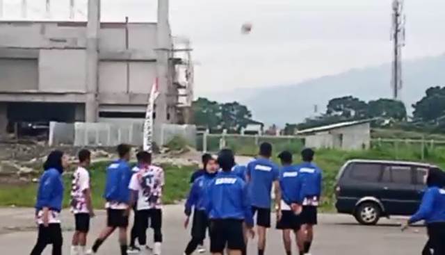 Tim Sepak Takraw garut Saat melakukan latihan di areaapang SOR RAA Adiwijaya, Pada Minggu (06/11/2022).