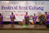 Beberapa aksi tim calung dari perwakilan kecamatan yang tampil di acara Festival Seni Calung antar kecamatan se-Kabupaten Garut yang dilaksanakan di Art Center, Jalan Proklamasi, Kecamatan Tarogong Kidul, Kabupaten Garut, Kamis (24/11/2022). (Foto : Dok. PSCG)