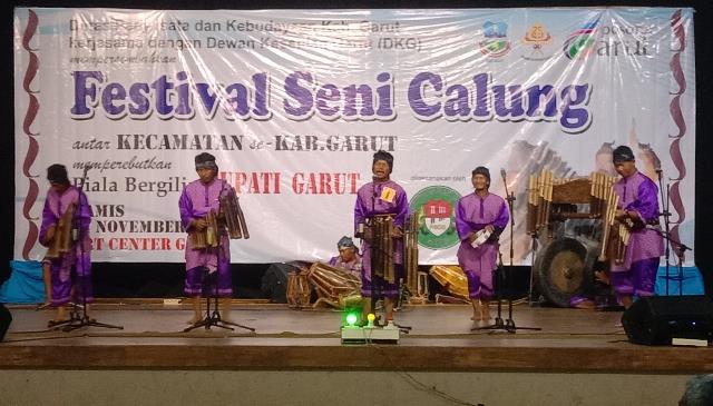 Beberapa aksi tim calung dari perwakilan kecamatan yang tampil di acara Festival Seni Calung antar kecamatan se-Kabupaten Garut yang dilaksanakan di Art Center, Jalan Proklamasi, Kecamatan Tarogong Kidul, Kabupaten Garut, Kamis (24/11/2022). (Foto : Dok. PSCG)